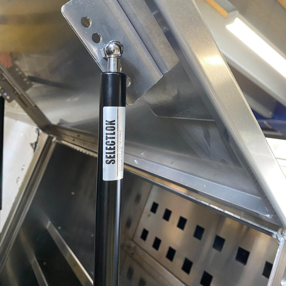 PRODUCT SPOTLIGHT: SELECTLOK'S RANGE OF GAS STRUTS AND ACCESSORIES